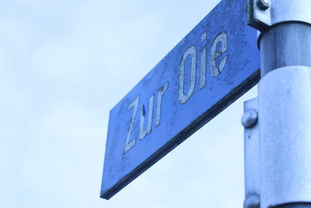 Straßenschild Zur Oie in Bresewitz Gemeinde Pruchten bei Barth